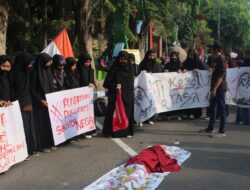 IMM Tabur Bunga Kenanga di Depan Pemkab Bojonegoro