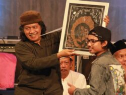 Seni Mengukir di Daun Kering