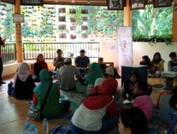 Hari AIDS Sedunia, Mahasiswa Komunikasi dan Penyiaran Islam di UINSA Adakan Bakti Sosial