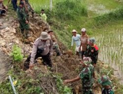 Kerja Bakti Aparat Gabungan dengan Warga Akibat Tanah Longsor