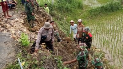 Kerja Bakti Aparat Gabungan dengan Warga Akibat Tanah Longsor