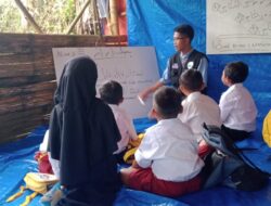 Pasca Banjir dan Longsor di Cisarua, Relawan Dirikan Sekolah Darurat