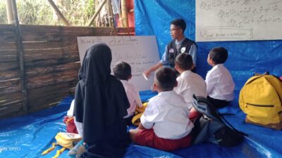 Pasca Banjir dan Longsor di Cisarua, Relawan Dirikan Sekolah Darurat