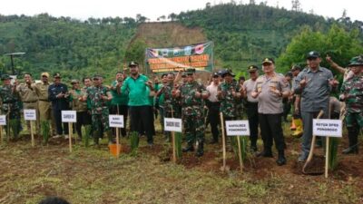 Desa Rawan Longsor, Bupati Beserta Danrem 081 dengan Dandim Ponorogo Tanami Rumput Vetiver
