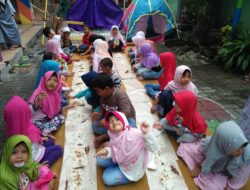 Keseruan KB-RA Tapas Al-Falah Surabaya Kemah di Halaman Sekolah