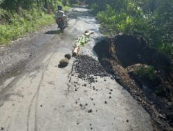 Akses Jalan Antar Desa Longsor, Tenaga Gabungan Seketika Lakukan Kerja Bakti