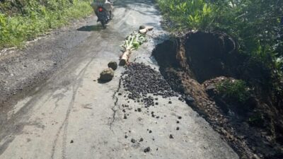 Akses Jalan Antar Desa Longsor, Tenaga Gabungan Seketika Lakukan Kerja Bakti