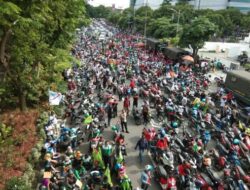Aksi Getol, Ribuan Massa Buruh-Mahasiswa Tumpah di Bundaran Waru