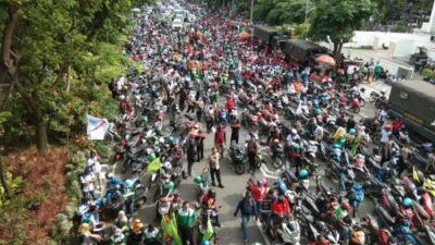 Aksi Getol, Ribuan Massa Buruh-Mahasiswa Tumpah di Bundaran Waru