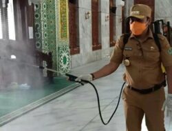 Bupati Pamekasan Lakukan Penyemprotan Cairan Disinfektan Masal