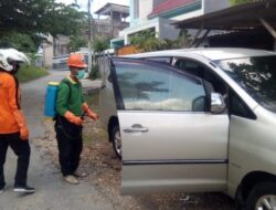 Relawan Bencana di Pamekasan Semprot Cairan Disinfektan Setiap Mobil Datang