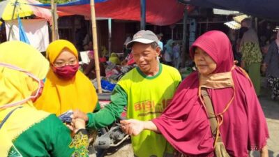 Hari Kartini, Pelajar NU di Bojonegoro Bagi-Bagi Masker