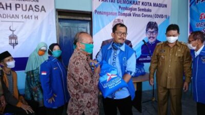 Intruksi DPP, DPC Demokrat di Madiun Bagi-Bagi Paket Sembako