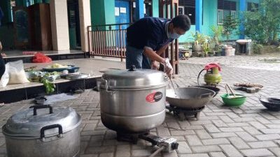 Pemuda di Nganjuk Mendirikan Dapur Umum untuk Pekerja Informal
