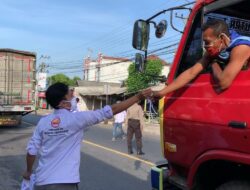 Perkumpulan Gerakan Kebangsaan di Lamongan Bagikan APD serta Paket Berbuka