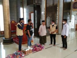 Relawan Mandiri Covid-19 Bagikan Paket APD di Lamongan