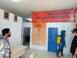Penyemprotan Disinfektan di Lingkungan Kantor Bawaslu Pamekasan