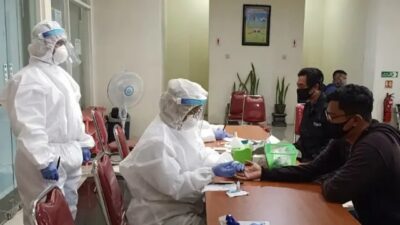 Nakes melakukan rapid test yang digelar Pemerintah Kota Malang ©Liputan6.com