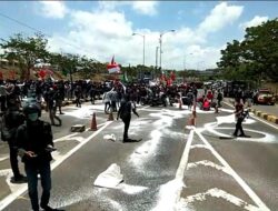 Aksi Tabur Garam dan Blokade Akses Suramadu