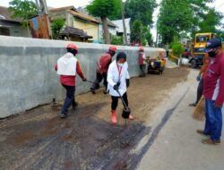 Kerja Bakti di Kembang Kuning, Wali Kota Risma Sempat Ikut Pengaspalan Jalan