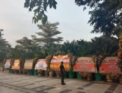 Risma Dilantik Jadi Mensos, Balai Kota Surabaya Dibanjiri Karangan Bunga