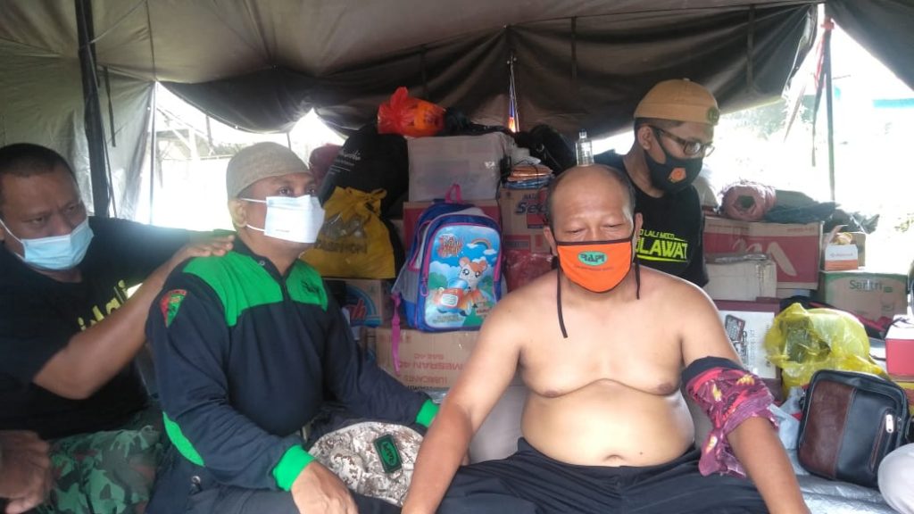 Layanan Bekam Lazismu untuk Para Relawan Erupsi Gunung Semeru