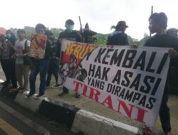 Aksi Unjuk Rasa Peringatan Hari HAM Internasional di Depan DPRD Kota Malang