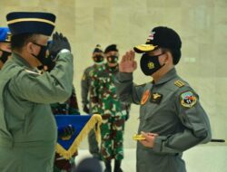 Kapolri Dianugerahi Wing Kehormatan Penerbang dan Brevet Kapal Selam Hiu Kencana