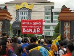 Dinilai Lamban Tangani Banjir, DPRD dan Pemkab Lamongan Didemo Mahasiswa Bersama Warga