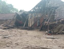Banjir Bandang di Sekar, Hanyutkan 3 Rumah Warga