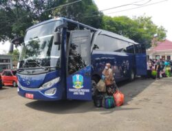 Jemput Pengungsi Sulbar, Pemprov Jatim Serahkan Bantuan Uang, Paket Sembako, dan Paket Sandang