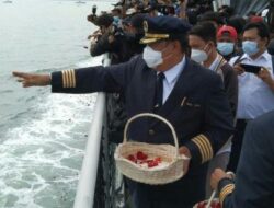 Sebagai Penghormatan Terakhir, Keluarga Korban SJ182 Tabur Bunga di Kepulauan Seribu