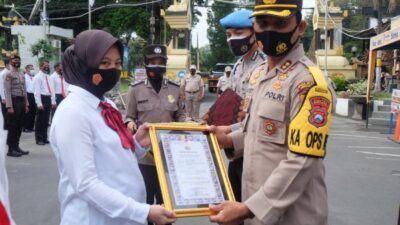 Kapolres Lumajang Beri Penghargaan kepada Satresnarkoba pada Kegiatan Apel Pagi