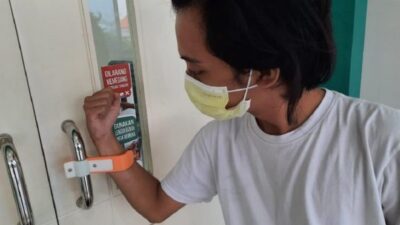 Baru! Mahasiswa Surabaya Rancang Alat Bantu Gagang Pintu Anti Covid-19