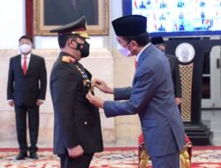 Jenderal Idham Azis Serahkan Panji Polri Tribrata ke Jenderal Listyo Sigit