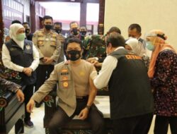 Kapolda Jatim dan Pangkoarmada II Suntik Vaksin