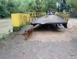 Diterjang Arus, Akses Jembatan Antar Desa di Pamekasan Ambruk