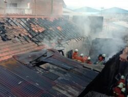 Toko Bangunan di Surabaya Terbakar, 1 Motor Hangus