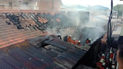 Toko Bangunan di Surabaya Terbakar, 1 Motor Hangus