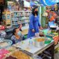 Petugas gabungan saat melakukan razia di Pasar Rakyat. (Udin/PIJARNews.ID)