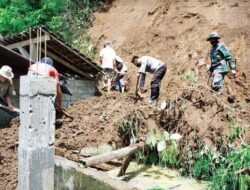 Akibat Hujan Deras di Blitar, Longsoran Tebing Terjang Rumah Warga