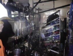 Pasar Ikan di Surabaya Ludes Diamuk Si Jago Merah