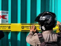 Nekat Buka, Karaoke di Surabaya Kembali Disegel Polisi