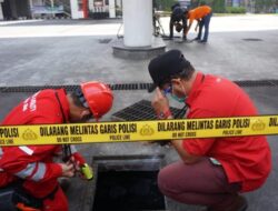 Labfor Polda Jatim dan Polrestabes Lakukan Olah TKP Ledakan di Dekat SPBU Tandes
