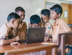 Pendididikan Karakter dan Pendidikan Berkarakter