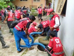 Relawan Cuci Sumur Setelah Banjir di Jember