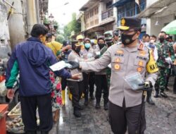 Forkopimda Jatim Bagikan Ribuan Masker dan Paket Sembako di Pasar Ikan Pabean