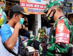 Dandim dan Kapolres Pamekasan Bagikan Masker di Pasar Blumbungan