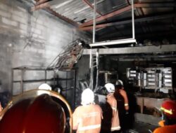 Gudang Mebel di Surabaya Terbakar, PMK Surabaya Kerahkan 11 Unit