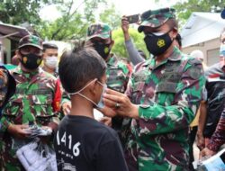 Korem 084/BJ Pantau Penerapan Prokes dan Bagi Masker di Pasar 17 Pamekasan